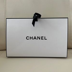 CHANNEL GIFT BOX